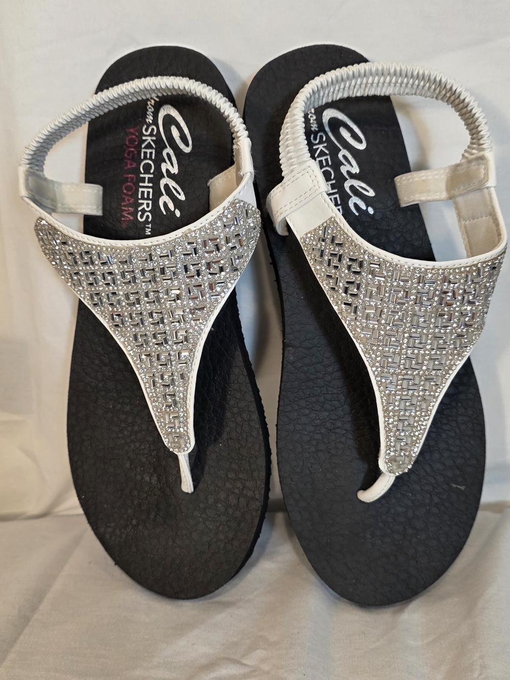 Cali From Skechers Yoga Foam Sandals White With Rhinestones Sz 10 Display Model